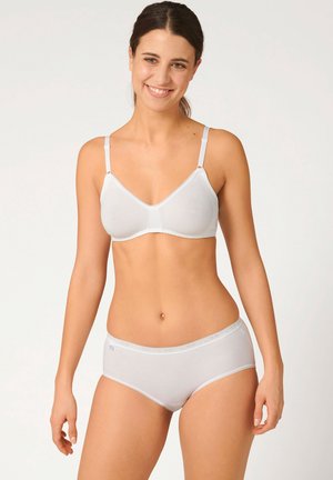Set di lingerie bianca composto da un reggiseno morbido con struttura sagomata e spalline regolabili, abbinato a un perizoma coordinato. Entrambi i pezzi presentano delicati dettagli in pizzo.
