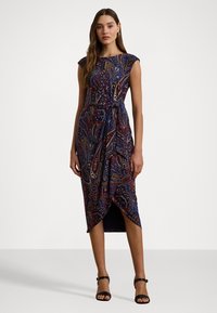 Rochie închisă de culoare navy, cu un imprimeu paisley, mâneci scurte, ce prezintă o talie legată și un tiv asimetric. Imprimeul include accente roșii, aurii și albastre.