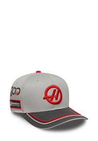 Szara czapka o strukturalnym designie, z czerwonymi akcentami i haftowanym logo. Posiada zakrzywiony daszek i siateczkową teksturę po bokach.