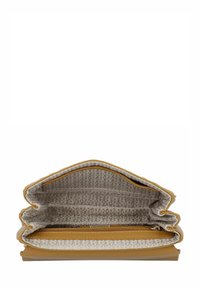 Borsa a tracolla gialla in pelle con un ampio interno e più scomparti, foderata in tessuto con motivo. Texture liscia con dettaglio a zip.