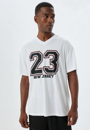 - T-shirt z nadrukiem