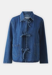 Chaqueta de denim en azul oscuro con un corte relajado, que presenta un cuello extendido, cierres de lazo y dos bolsillos frontales tipo parche.