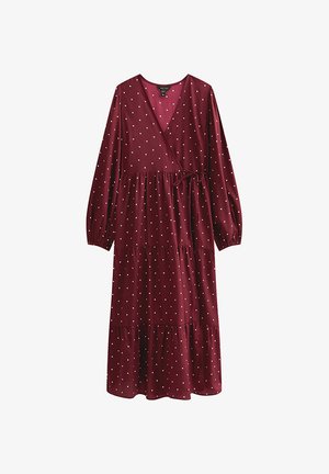 Wijnrode wikkeljurk met lange mouwen, witte stippen, gelaagde rok en een strikdetail in de taille. Gemaakt van een zachte, lichte stof.