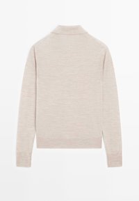 Jasnobeżowy sweter typu pulower o miękkiej fakturze, z kołnierzem, długimi rękawami oraz prążkowanymi wykończeniami na dole i mankietach.