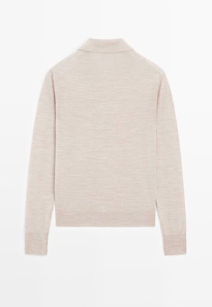 Světlý béžový pulovr s měkkou texturou, s límcem, dlouhými rukávy a žebrovanými detaily na lemu a manžetách.