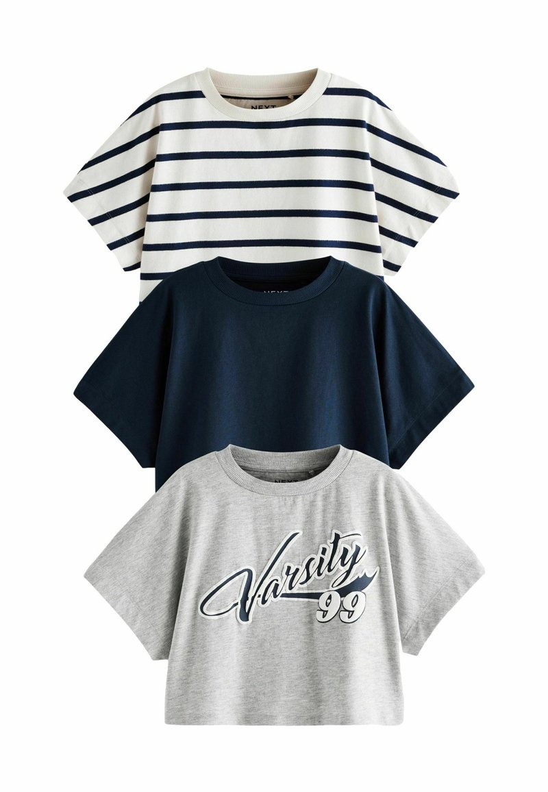 Tre kortærmede t-shirts: en marineblå, en stribet hvid og marineblå, og en grå med "Varsity 99" grafik i marineblå. Materiale i bomuld, afslappet pasform.