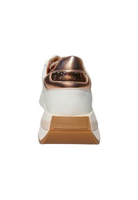 Hvide lædersneakers med en metalisk rose gold hælakkent, tyk hvid og tan sål samt prægede logo på hælstykket. Tekstureret finish.