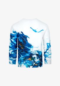 Camisa de manga larga con un diseño abstracto en tonos azules y blancos en espiral, confeccionada en una tela suave con una textura lisa. Cuello redondo, mangas ajustadas.