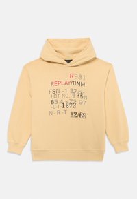 Hoodie en coton jaune avec une poche kangourou, arborant un texte imprimé en gris, noir et rouge. Texture douce, manches longues et capuche avec cordon de serrage.