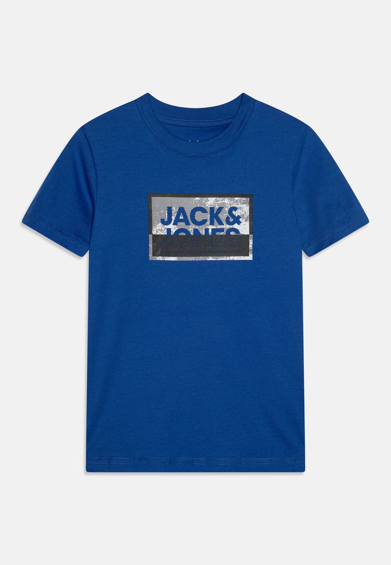 Zila kokvilnas T-kreklā ar īsām piedurknēm, uz kura ir melnbalta taisnstūra grafika ar tekstu "JACK & JONES."
