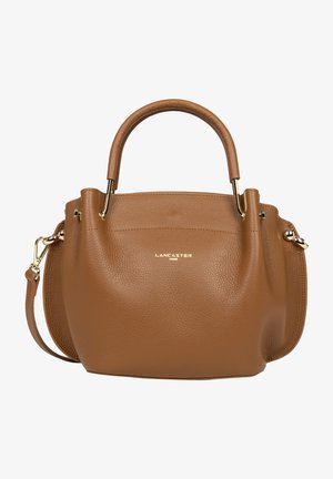 Bruine leren handtas met een gestructureerde vorm, dubbele handvatten en een verwijderbare schouderband. Kenmerkt zich door gouden logo-accenten en een gestructureerde afwerking.
