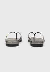 Flip-flops negri din piele, cu bretele subțiri, talpă plată și un design minimalist. Accent auriu pe o bretea, talpă texturată pentru aderență.