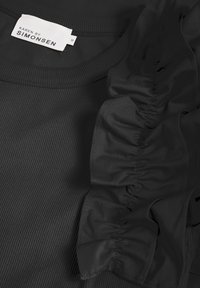 Haut en tissu côtelé noir avec un col rond et un détail en tissu froncé le long d’un côté près de l’épaule.
