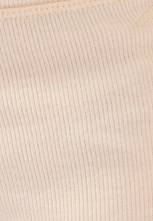 Tejido de canalé beige con una textura fina, que presenta un material suave y elástico. Líneas horizontales crean un patrón consistente en la superficie.