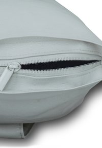 Világosszürke anyagú tasak cipzárral, textúrázott külső felülettel és fekete bélés belső oldalon. További részletek vagy minták nem láthatók.