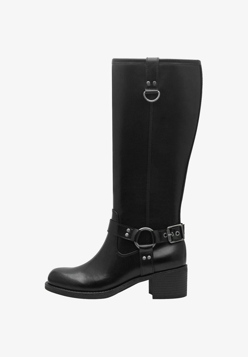Botte noire en cuir hauteur genou avec un bout rond, un talon épais, une sangle à boucle sur le côté et des accents en métal argenté. Texture lisse et design ajusté.