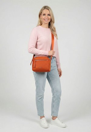 Tamaris GIUSEPPA - Skuldertasker - rust