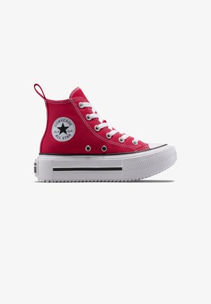 Baskets Converse All Star montantes rouges avec lacets blancs, semelle en caoutchouc, bande noire et patch logo rond sur la cheville.