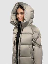 Vatteret jakke i lys grå med en stor hætte, der har quiltet design, lynlåse og en glat, slank tekstur.