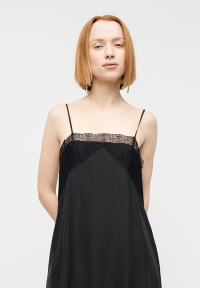 Μαύρο σατέν φόρεμα σε στυλ slip με διακοσμητική δαντέλα στη γραμμή του ντεκολτέ, ρυθμιζόμενους λεπτούς ιμάντες από σπάγγο και άνετη εφαρμογή, με διαγώνιο σχέδιο δαντέλας.