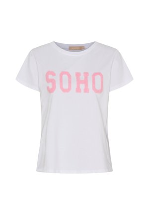 Hvid T-shirt med korte ærmer og rund hals, med pink teksturerede bogstaver, der staver "SOHO" på brystet.