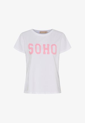 Hvid T-shirt med korte ærmer og rund hals, med pink teksturerede bogstaver, der staver "SOHO" på brystet.