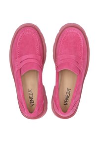 Suede-Loafers in leuchtendem Pink mit einem gesteppten Riemendesign und einer dicken Gummisohle. Das Innere zeigt ein glattes, beiges Futter.