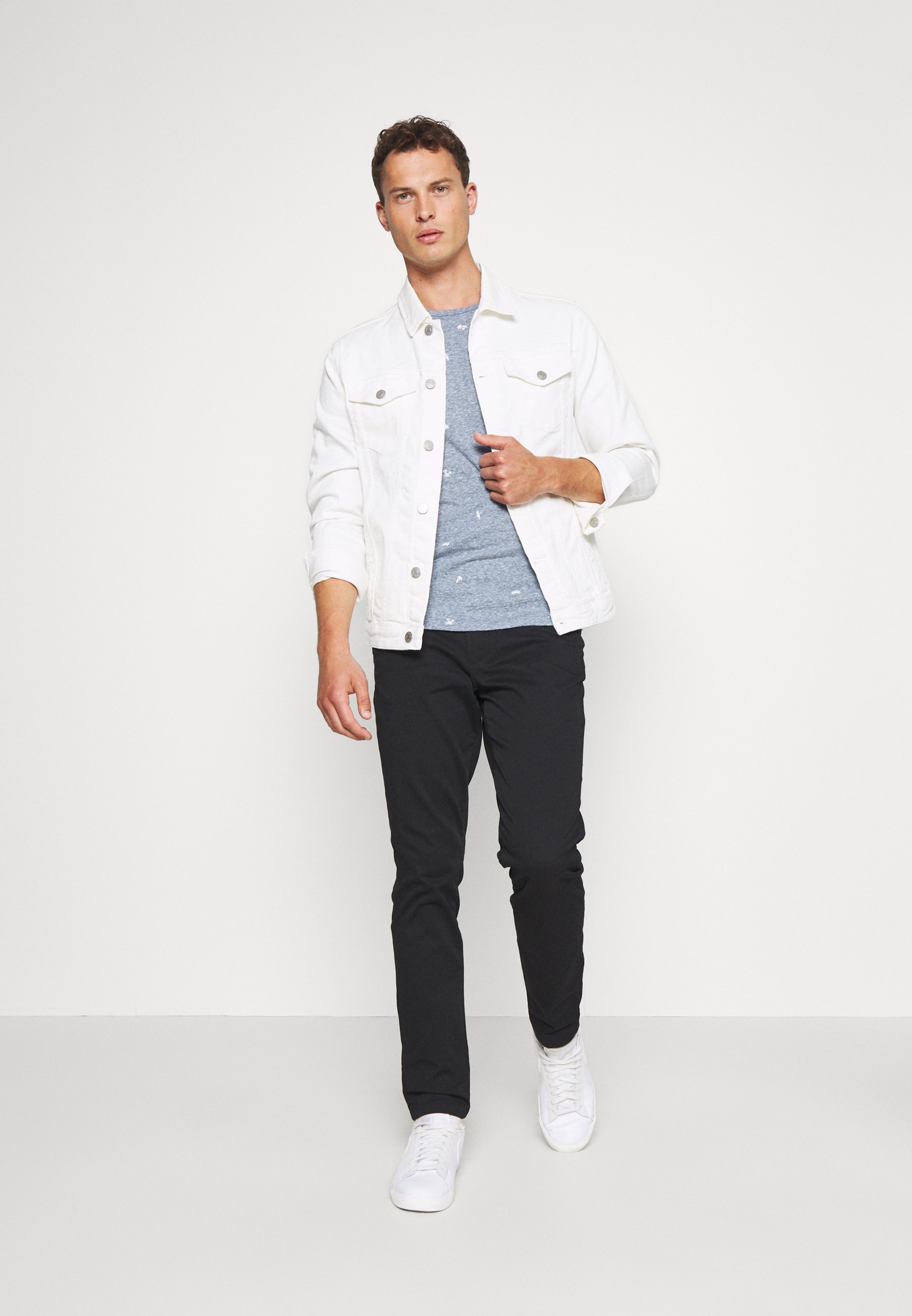 TOM TAILOR DENIM MÉLANGE T shirts med print navywhite TOM TAILOR DENIM ALLOVERPRINTED - T-shirts med print - white/blue navy