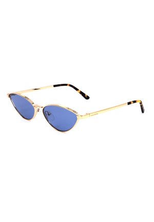Occhiali da sole cat-eye con montatura dorata, lenti blu e punte con motivo tartarugato sulle aste su sfondo bianco.