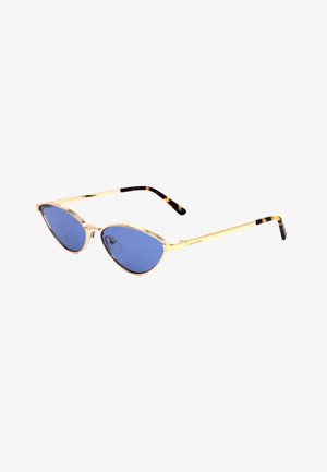 Occhiali da sole cat-eye con montatura dorata, lenti blu e punte con motivo tartarugato sulle aste su sfondo bianco.