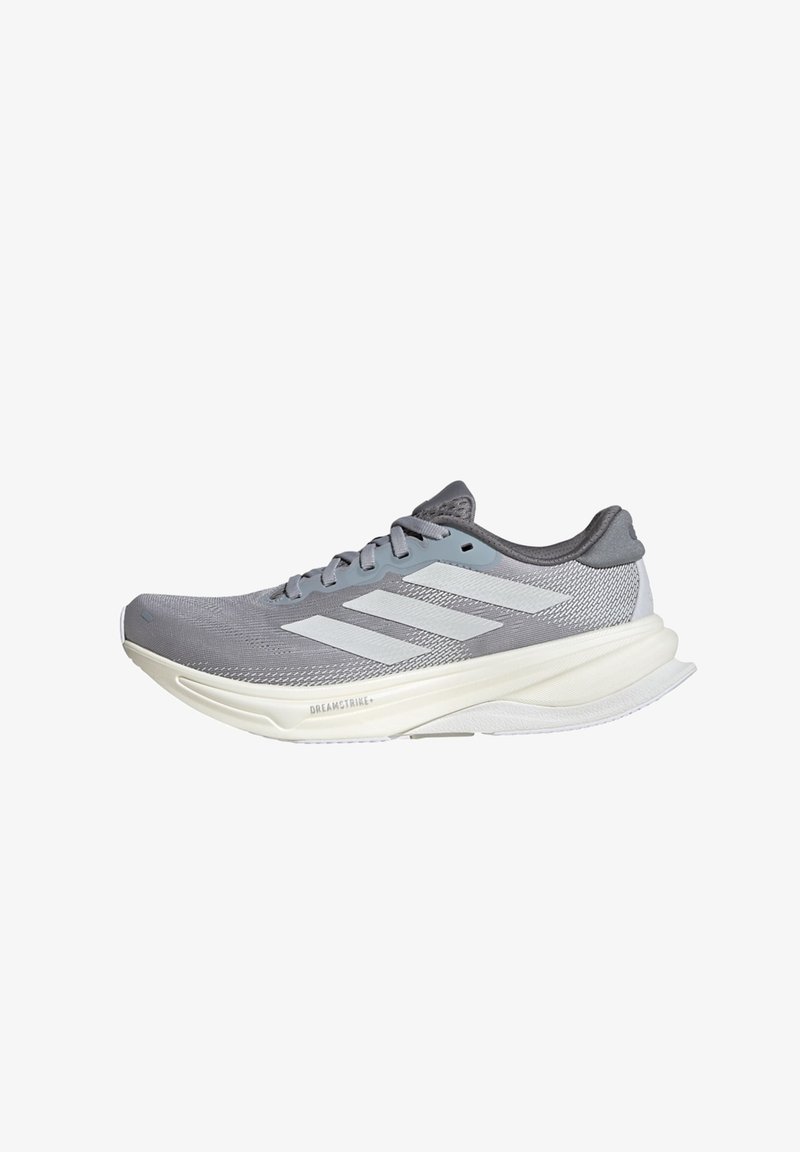Chaussure de course grise avec une tige texturée, accents gris clair, semelle intermédiaire blanche et trois rayures proéminentes sur le côté. Design léger.
