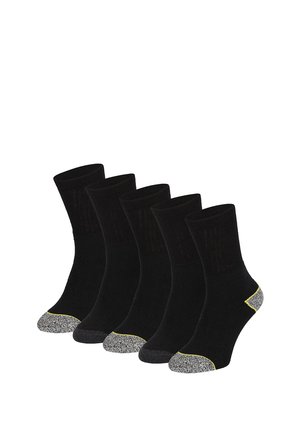 Fünf Paare schwarze Crew-Socken mit verstärkten grauen Zehen und Fersen, in einer Reihe auf weißem Hintergrund angeordnet.