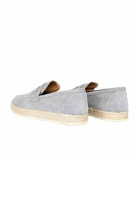 Scarpe slip-on in camoscio grigio con suola in juta intrecciata, dotate di tacco flat e cuciture minime lungo i bordi.