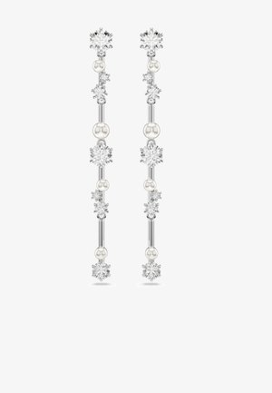 Orecchini lunghi in argento con cristalli trasparenti e perle bianche alternate, caratterizzati da un design simmetrico e dettagli delicati.