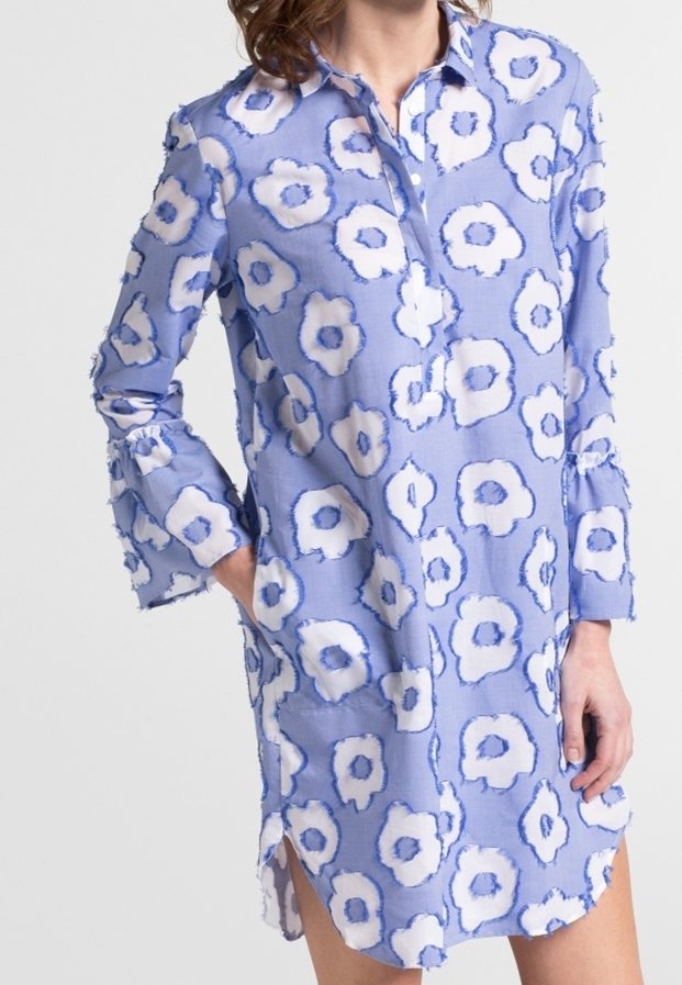 Robe chemise à manches longues, en bleu, avec un motif floral blanc, fermeture à boutons, fentes latérales et poignets à volants, en tissu léger.