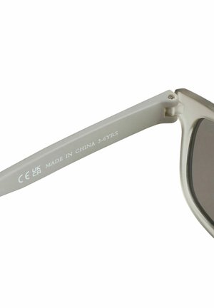 Hellgraue Sonnenbrille mit matter Oberfläche, ausgestattet mit dunklen Gläsern und eingraviertem Text am Bügel, der auf die Herstellung und die Altersfreigabe hinweist.