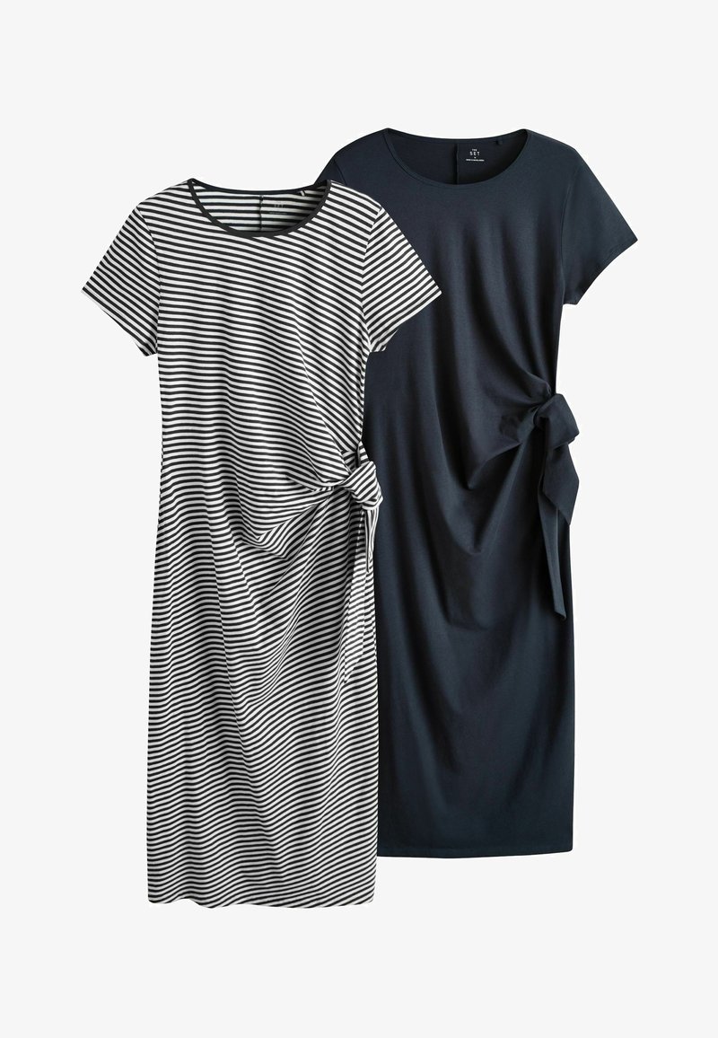 Két térdig érő ruha rövid ujjakkal és oldalsó megkötőkkel; az egyik fekete, a másik fekete-fehér vízszintes csíkos.