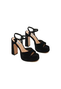 Zwarte nubuck hooggehakte sandalen met een plateauontwerp, voorzien van een open teen en enkelbandje, geplaatst op een chunky hak.