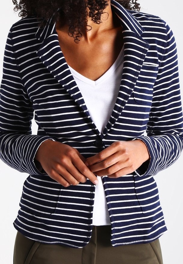Blazer rayé bleu marine et blanc avec un col cranté, deux poches avant et une fermeture à bouton, fabriqué en tissu doux en mélange de coton.