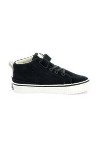 Zapatilla alta de ante negra con cordones y cinta de velcro ajustable. Cuenta con suela de goma blanca con una franja negra y logo en el talón.