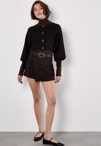 Apricot CROPPED - Neuletakki - black