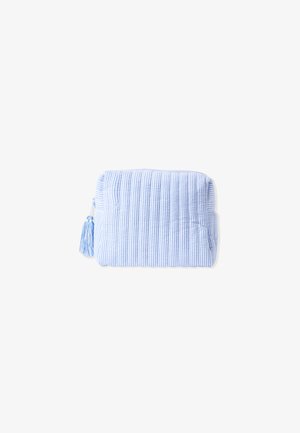 Funda de tela azul a rayas con una superficie texturizada, con cierre de cremallera y un acento de borla en el lateral. Diseño compacto y rectangular.