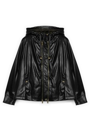 Schwarze Kunstlederjacke mit Kapuze, ausgestattet mit zwei vorderen Reißverschlusstaschen, goldfarbenen Beschlägen und verstellbaren Kordeln am Kragen.
