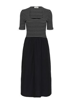 Črna obleka z oprijetim zgornjim delom z zaključki v črtah in kratkimi rokavi ter sijočo črno krilo iz mehke tkanine. Kvadratni izrez.