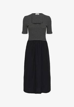 Juoda suknelė su aptemptu dryžuotu viršumi trumpomis rankovėmis ir laisvai krintančia vientisos juodos spalvos sijonu, pagaminta iš minkštos medžiagos. Kvadratinis iškirptė.