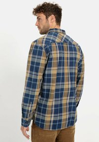 Geruite shirt in blauwe en tan tinten, gemaakt van stof met een gestructureerde afwerking. Bevat een kraag en knoopmanchetten, met een ontspannen pasvorm.