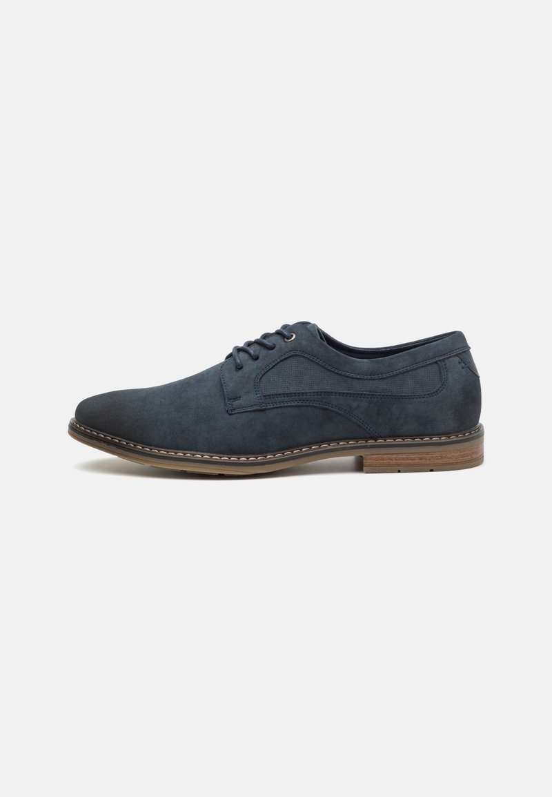 Chaussure habillée pour homme en daim bleu marine avec fermeture à lacets, détails cousus et semelle en bois marron, vue de côté sur fond blanc.
