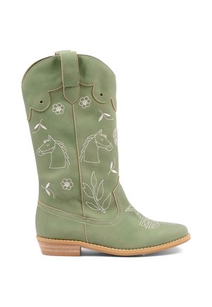 Stivale da cowboy verde con ricamo bianco floreale e testa di cavallo e tacco basso e suola marrone chiaro.