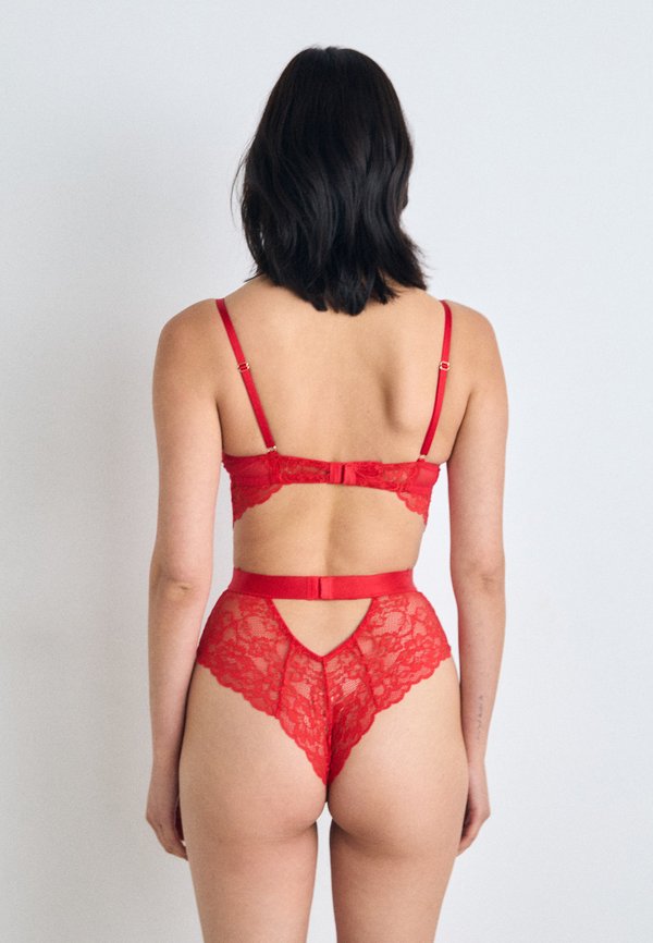 HOLD ME TIGHT PLANET - Body4