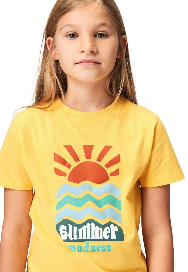 Gul bomulds T-shirt med et grafisk design af en sol, bølger og teksten "sommer vanvid" i farverige blokbogstaver.
